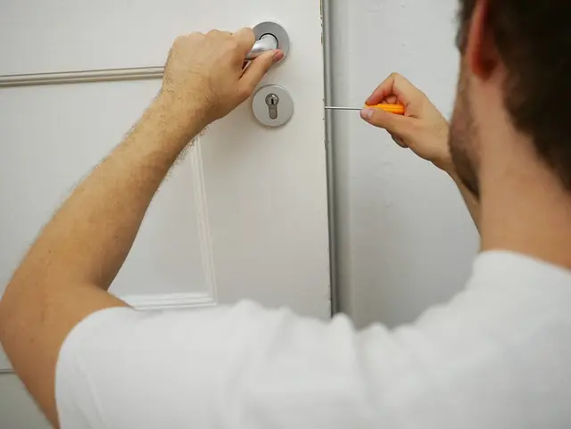 Comment comparer les devis de serruriers : guide pratique