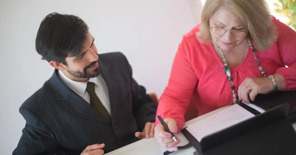 Décryptage des termes de contrat avec un serrurier